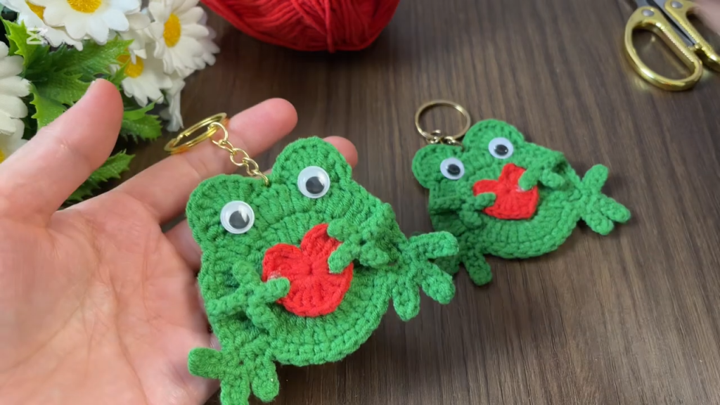 🐸 Adorable DIY Frog Keychain Crochet Pattern – Perfect Handmade Gift Idea!