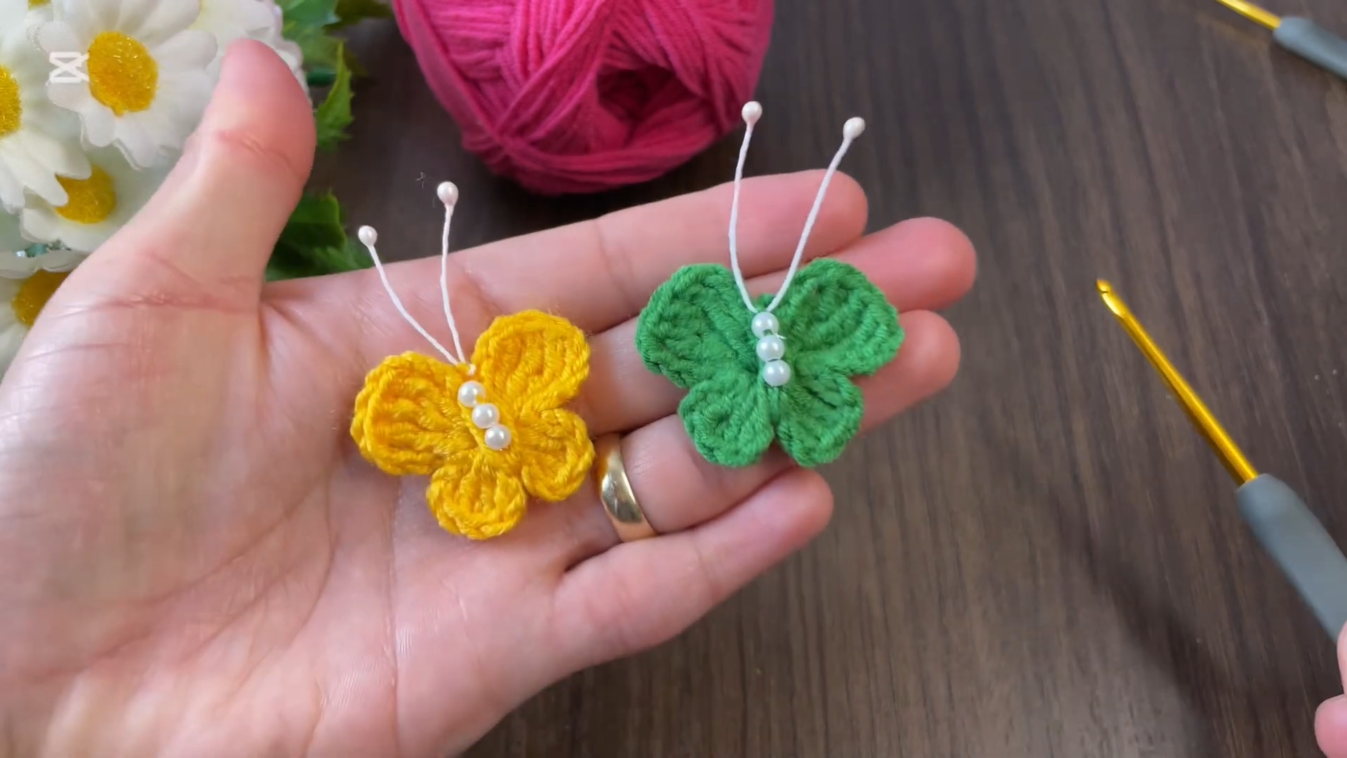 Step-by-step tutorial for crocheting mini butterflies