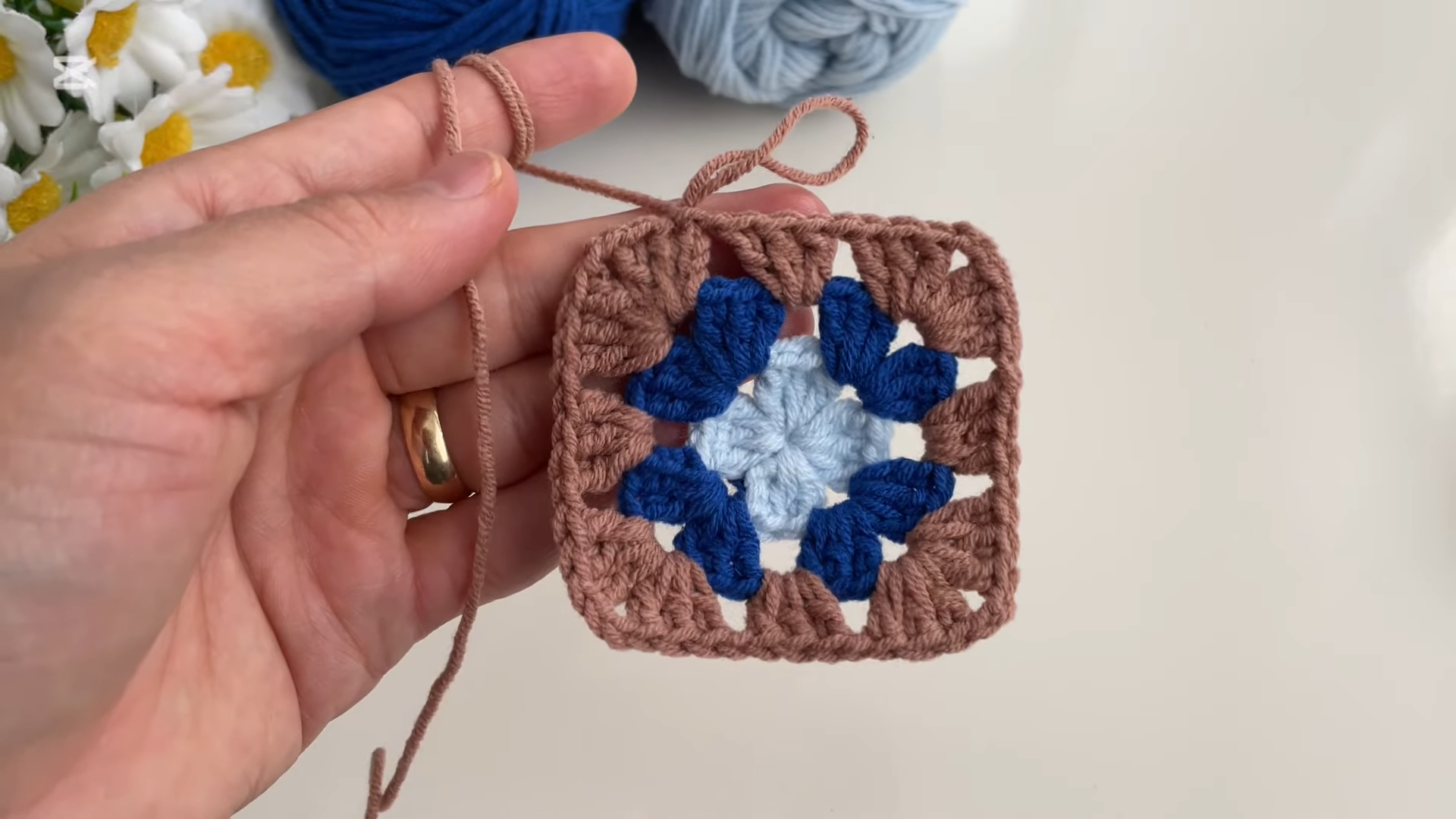 Yarn and crochet hook for making Hanim Dilendi Bey Begendi square motif