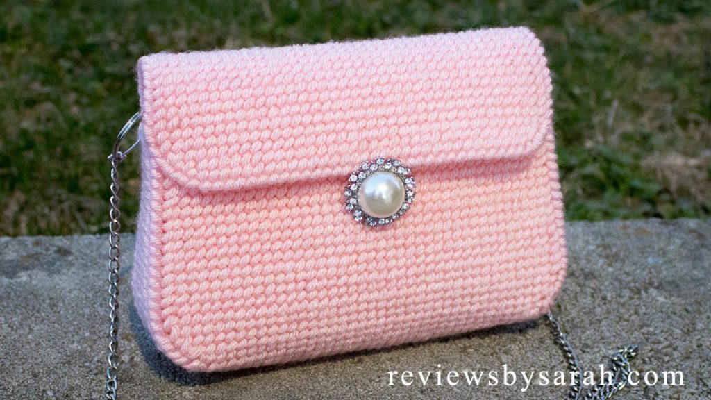 How to Make a Plastic Canvas Handbag With Yarn at Home